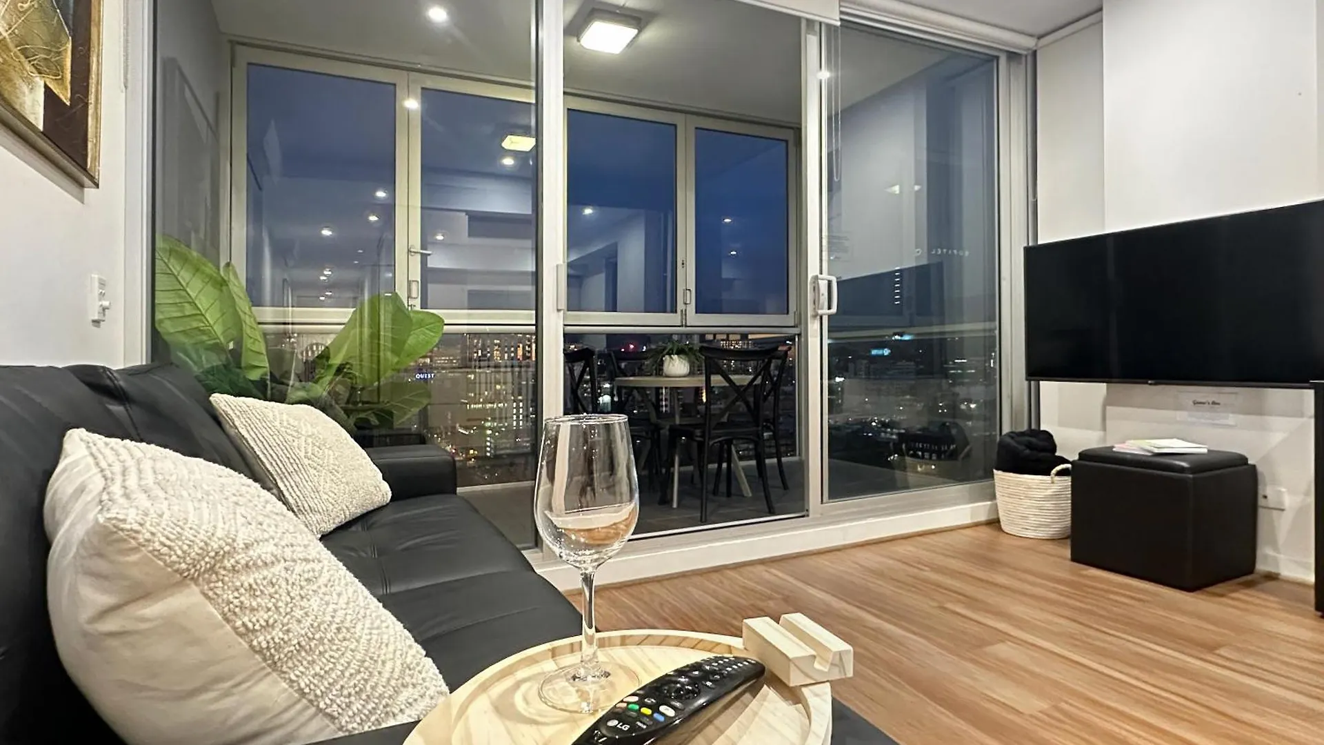 Penthouse View Apartment Luxury Cbd Penthouse Sleeps 6 Balcony Spa Access location